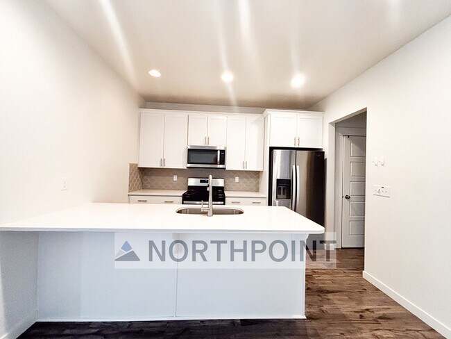Building Photo - 3 bed 2.5 Bath Townhome - Mountain Views!!