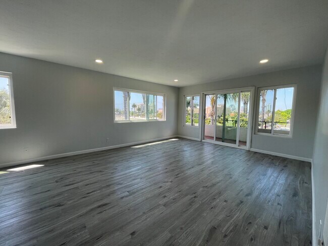 Views to the ocean and downtown - 1187 E 3rd St