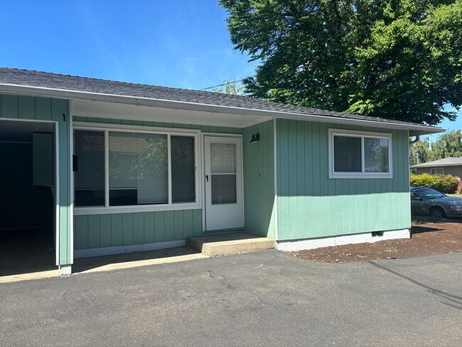 Building Photo - Cute 2 bedroom West Harvard area