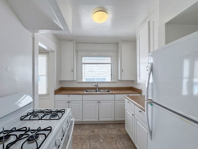 Foto del edificio - 338-340 1/2 S. Catalina St.-338 1/2