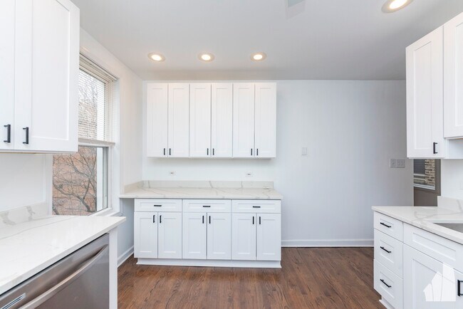 Building Photo - 1426 N Greenview Ave