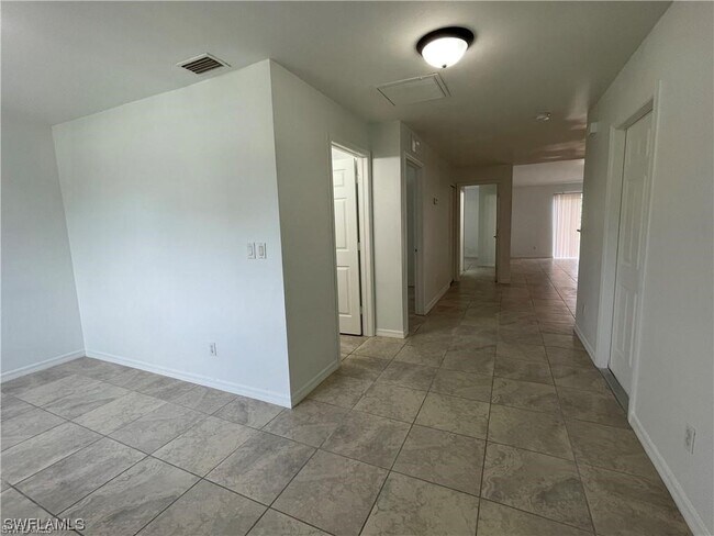 Building Photo - 4610 Golfview Blvd