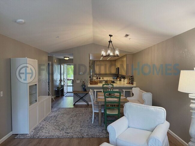 Foto del edificio - 38 Bridle Path Ln