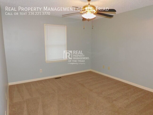 Building Photo - *MOVE IN SPECIAL* Lovely Oak Ridge Meadows...