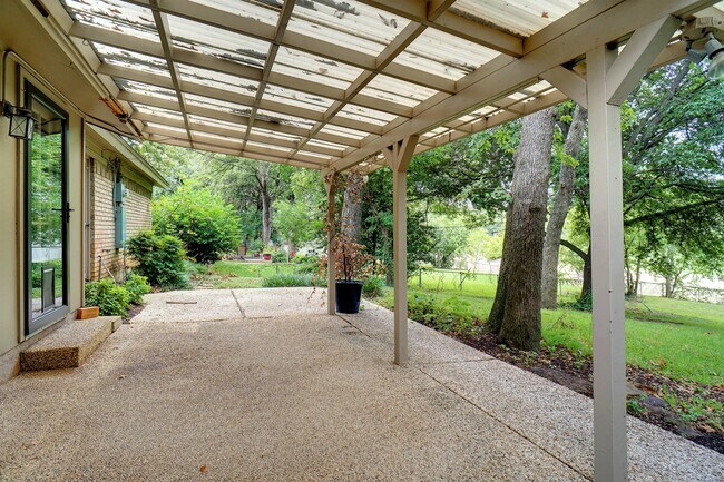 Building Photo - 1221 Brookside Dr
