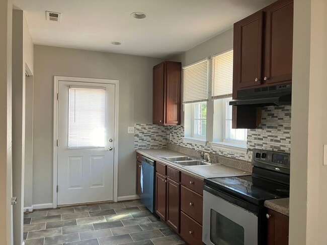 Photo - Three Bedroom Condo - Centrally Located Su...