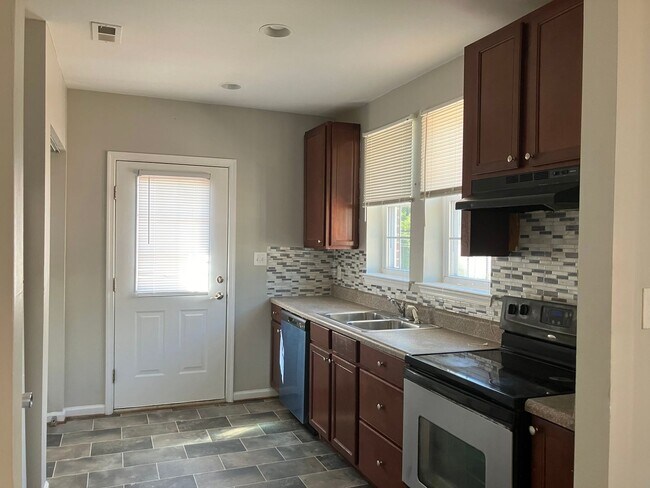 Building Photo - Three Bedroom Condo - Centrally Located Su...