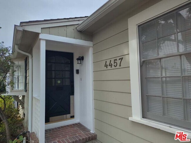 Foto del edificio - 4457 Simpson Ave