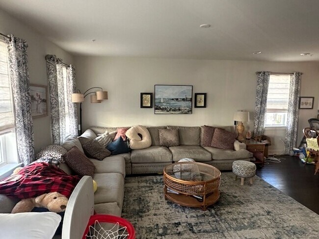 Foto del edificio - Unfurnished Three Bedroom Townhome with Mu...