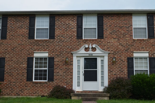 Unique Triplex - Unique Triplex Townhome
