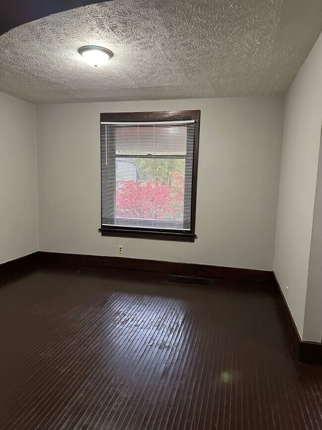 Foto del edificio - 623 W Creighton Ave