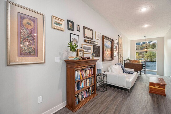 Foto del edificio - -Live Bold at The Ten – Modern 3BR / 2.5BA Townhome + Elevator