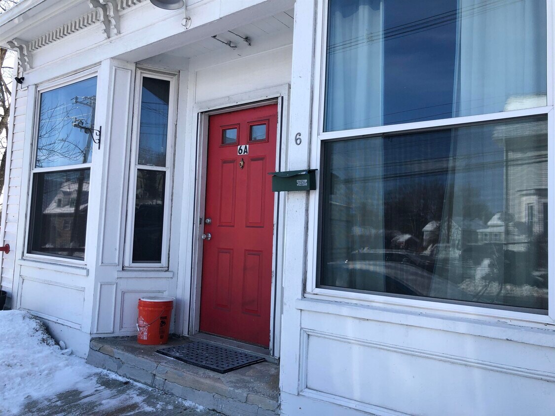 6 N Main St Unit A, Derry, NH 03038 Room for Rent in Derry, NH