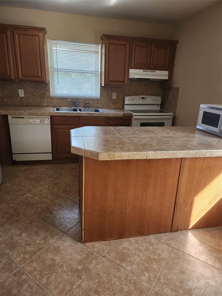 Building Photo - 4150 Woodside Dr