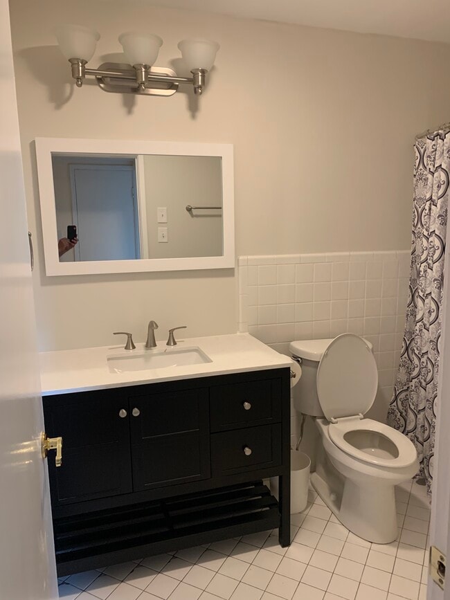 Bathroom - Tub/shower - 2511 Saint Charles Ave