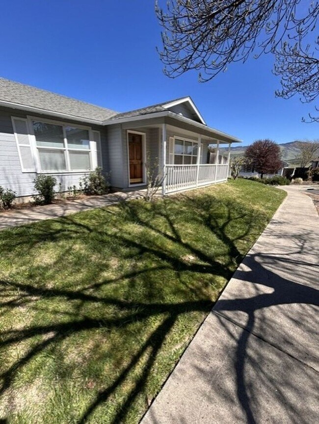 Building Photo - 3 Bedroom 2 Bath Home with a 2 Car Attached Garages