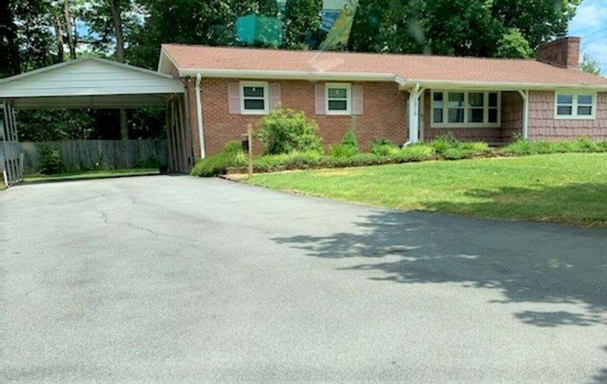 Foto principal - 3 Bedroom / 2 Bath Brick Home Johnson City...