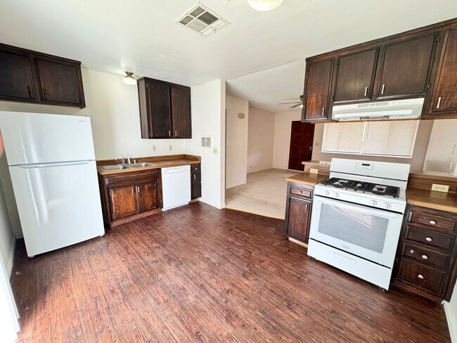 Foto del edificio - 736 Commercial Ave