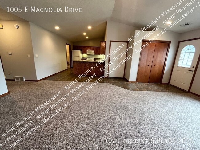 Building Photo - 1005 Magnolia Dr