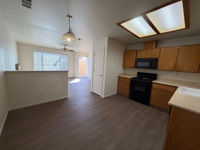 Building Photo - 0655