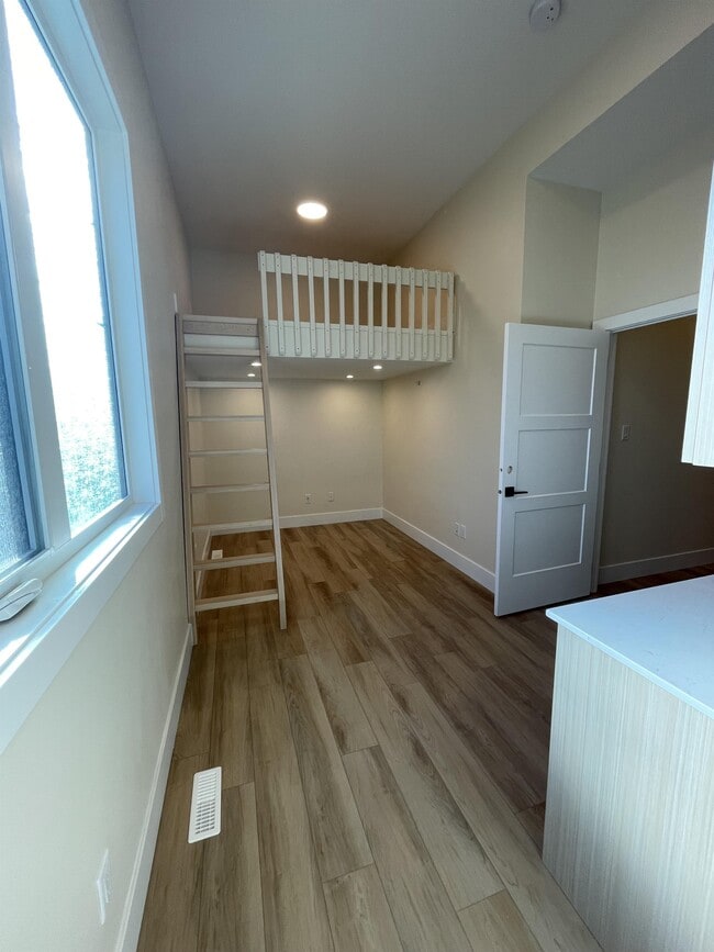 Photo du bâtiment - 8717-8110 110 St NW