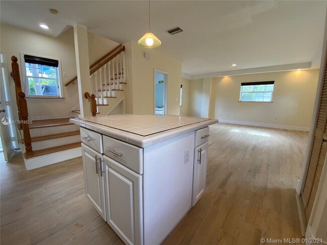 Building Photo - 409 N Hibiscus Dr
