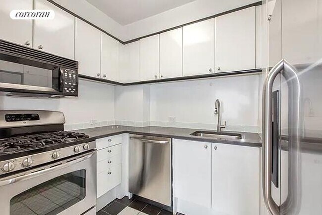 Building Photo - 150-156 W 56th St