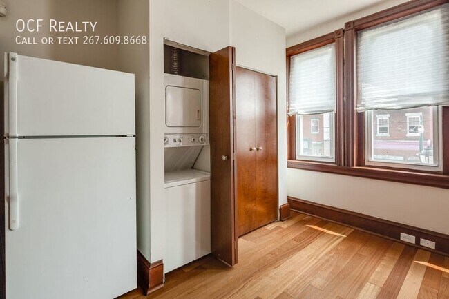 Building Photo - 2739 W Girard Ave