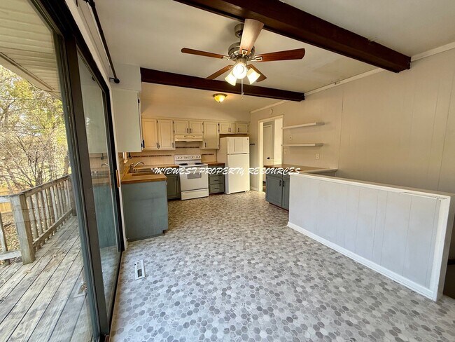 Foto del edificio - 4 Bedroom Home Near Downtown Lee’s Summit