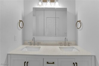 Building Photo - 10697 Holly Rd