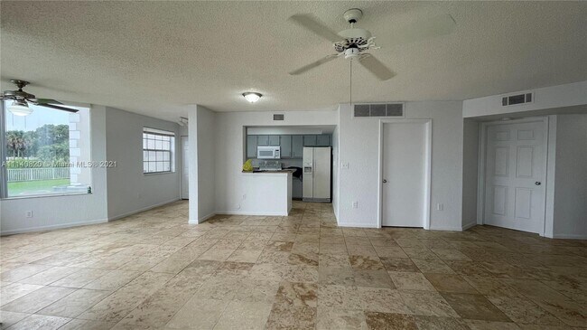 Foto del edificio - 2803 N Oakland Forest Dr