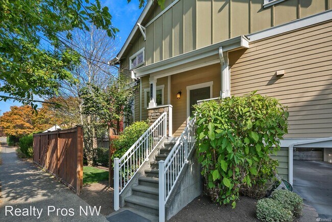 Building Photo - 3 br, 2.5 bath House - 4504 NE 55th St #A,...
