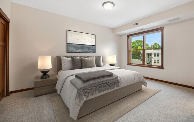 Foto del edificio - Stunning 2 level Condo in Exclusive St Pau...