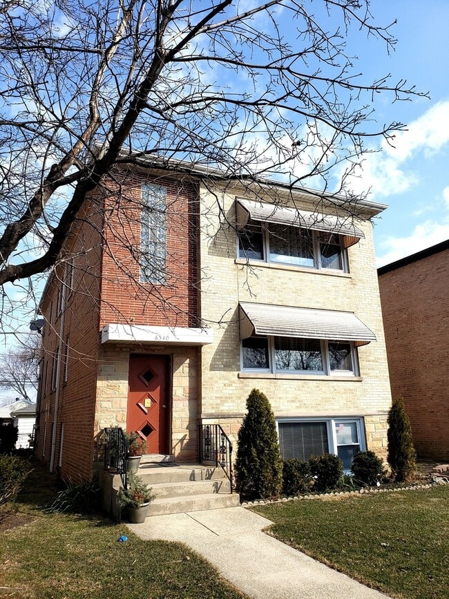 Building Photo - 6340 W Montrose Ave
