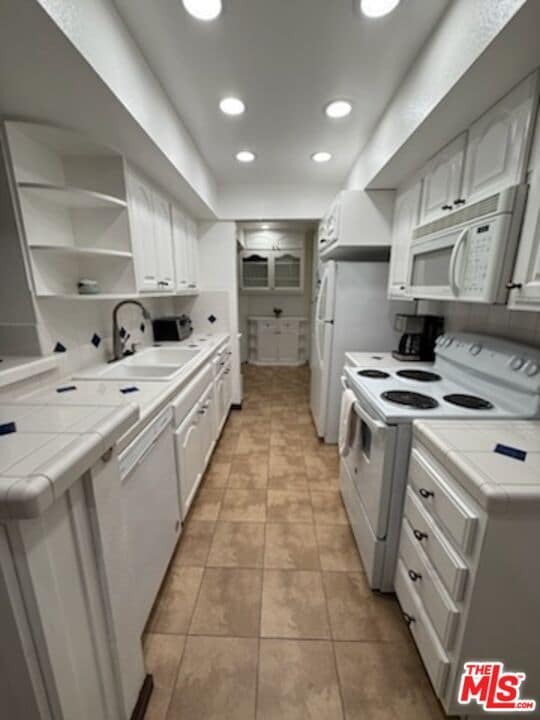 Building Photo - 906 N Doheny Dr