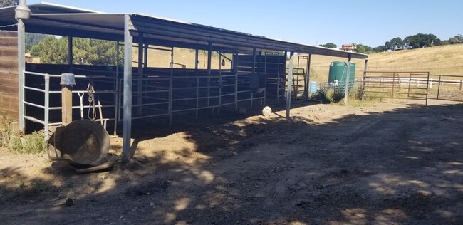 Foto del edificio - Ranch Home with Barn and Stables