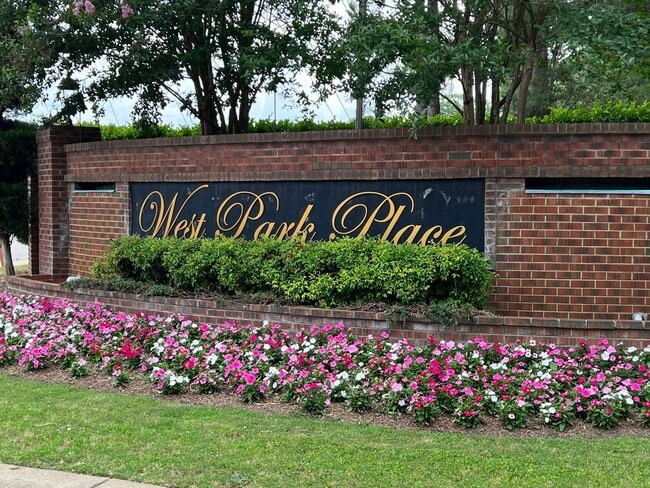 Building Photo - Stunning 3 Bed 2.5 Bath Townhome with Acce...