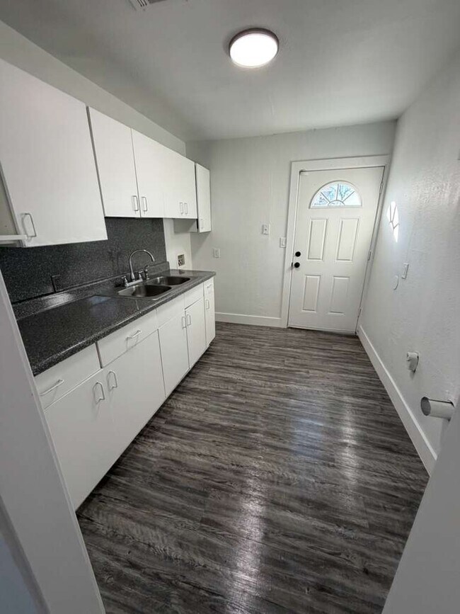 Building Photo - 3200 SW 44th St