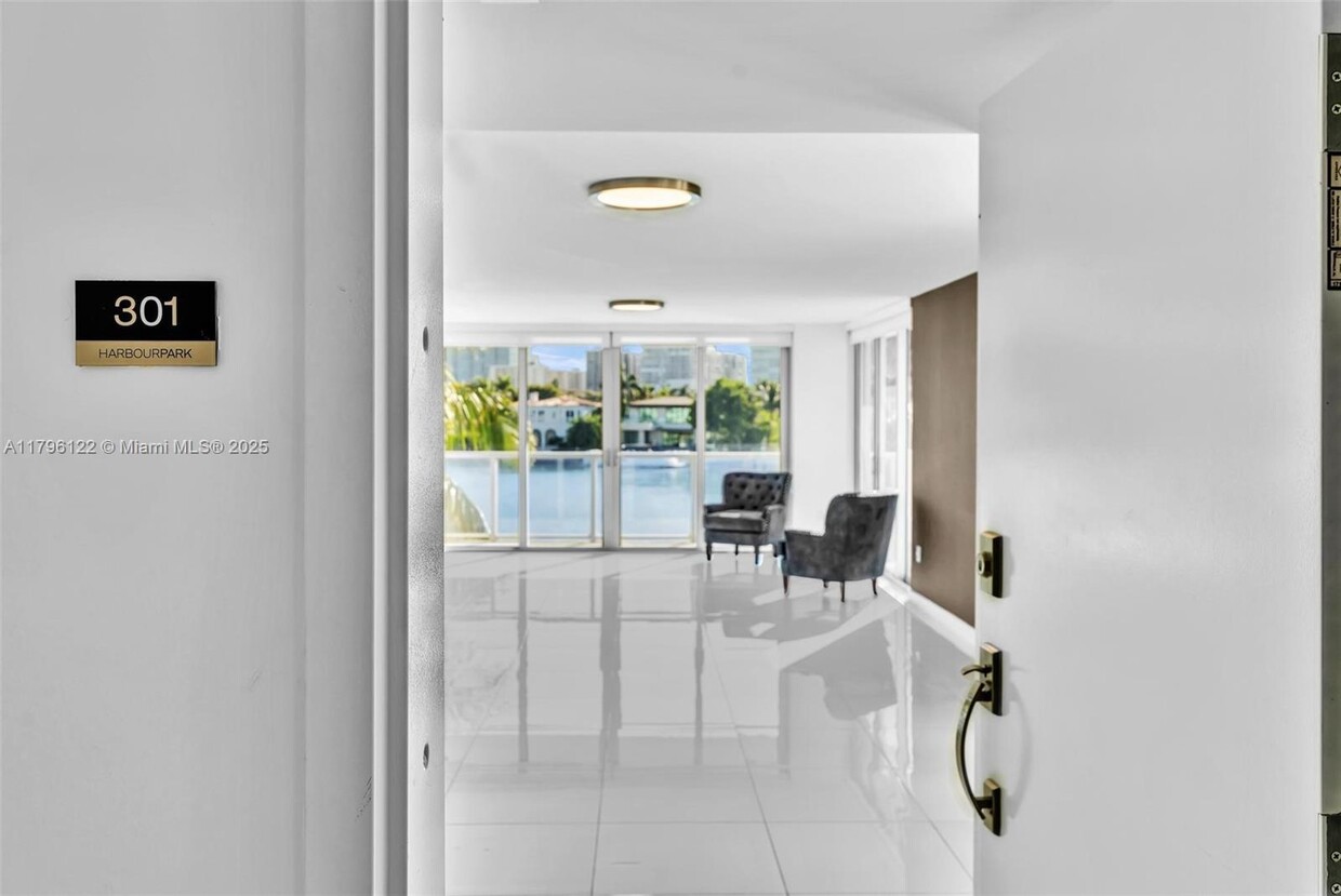 Foto principal - 9901 E Bay Harbor Dr