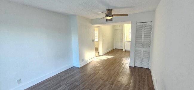 Foto del edificio - 422 Lakeside Dr