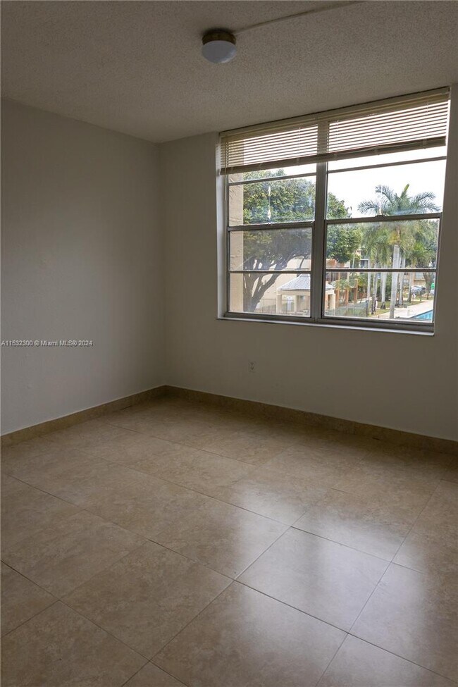 Building Photo - 9350 Fontainebleau Blvd