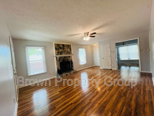 Building Photo - 121 Sprucepine Dr