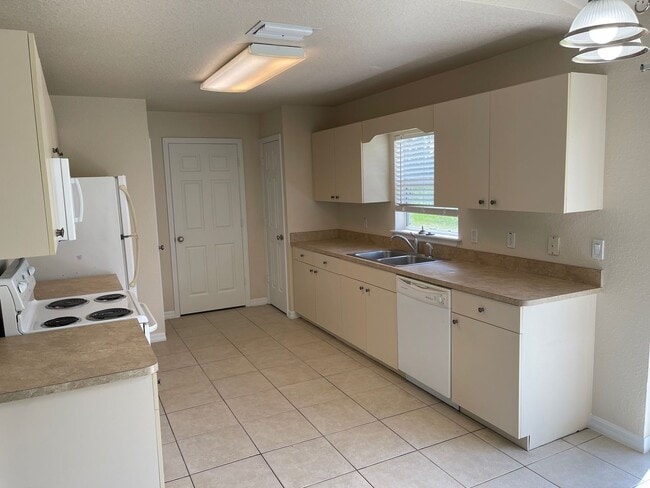 Building Photo - Spacious 2 Bedroom/2 Bathroom