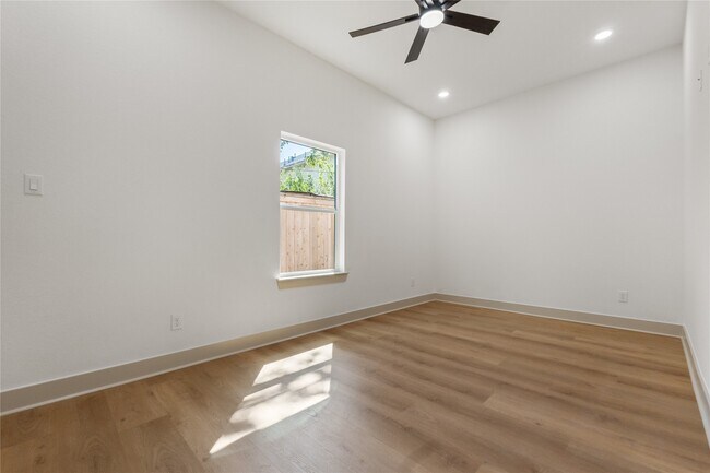Foto del edificio - 4214 Clover St