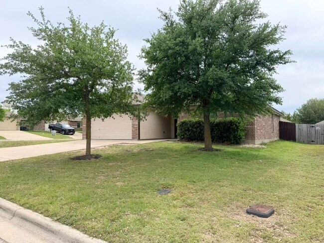 Foto del edificio - Beautiful 3BD Home on Corner Lot with Fenced Yard & 2-Car Garage in Sonterra
