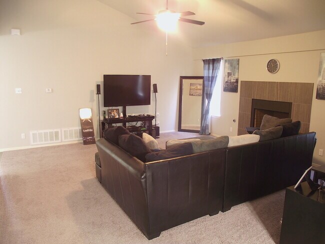 Foto del edificio - Sandstone Ranch Estates 4Bed/3Baths home with Refrig A/C and Synthetic Grass Yard!