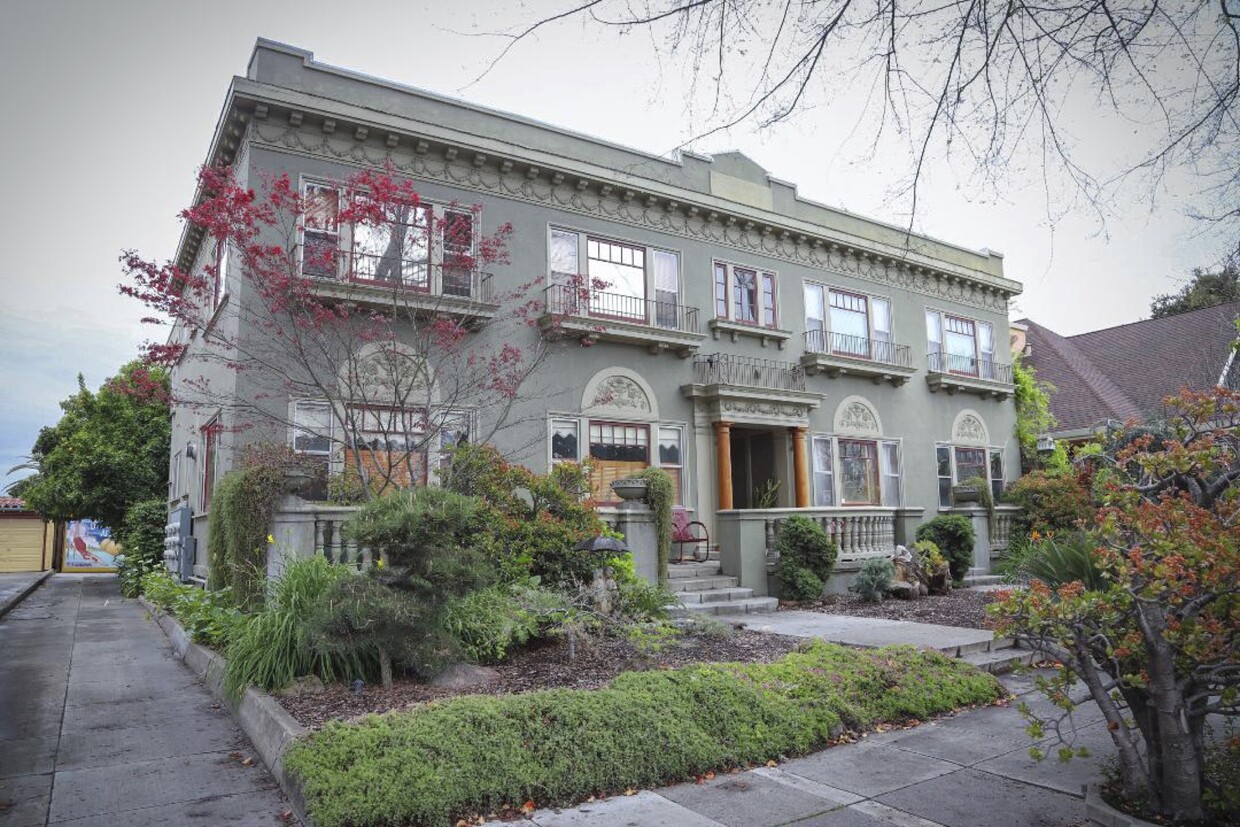 circa 1922 - 470 S 3rd St