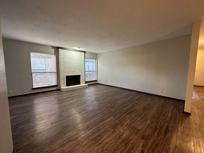 Building Photo - 2 Bedroom 2 Bath Duplex In NW OKC