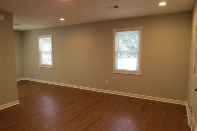 Building Photo - 838 Wilson Cir SW