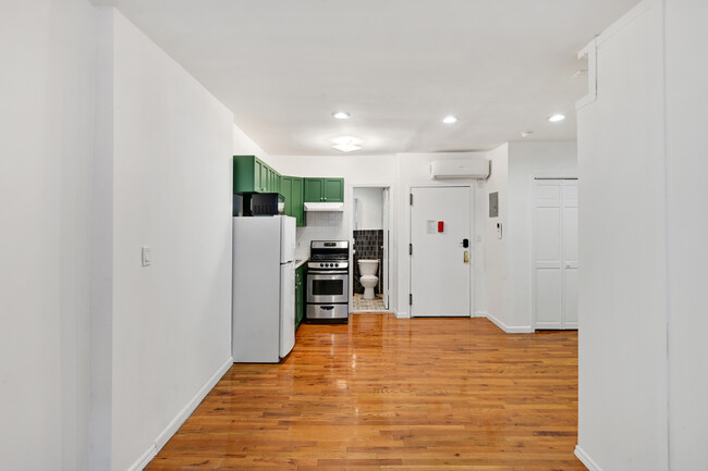 Building Photo - 41 W 46th St
